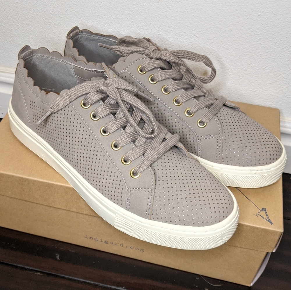 Size 8 Lace Up Fashion Shoes